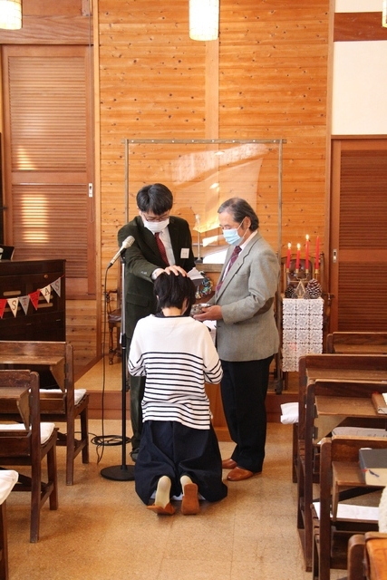 12月12日の主日礼拝の中で成人洗礼式がありました